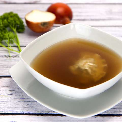 Húsleves szabadtartású, feketelábú csirkéből, ravioli betéttel