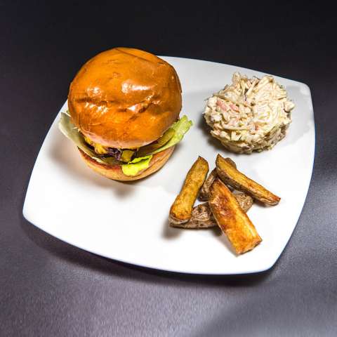 Angus burger, káposztasaláta, hasábburgonya (cheddar, karamelizált lilahagyma)