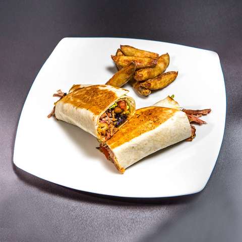 Burrito (tépett tarja, vörösbab, BBQ szósz, cheddar sajt, tejföl)
